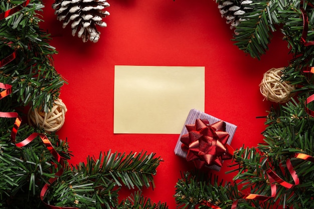Weihnachtsdekoration mit einer Geschenkbox und leerem Platz für Glückwünsche oder Einladung zum Boxtag