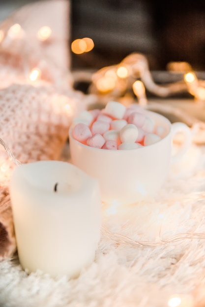 Foto weihnachtsdekoration mit einer tasse kakao und marshmallows