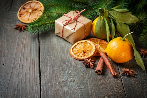 Weihnachtsdekoration mit Geschenkbox und Mandarinen