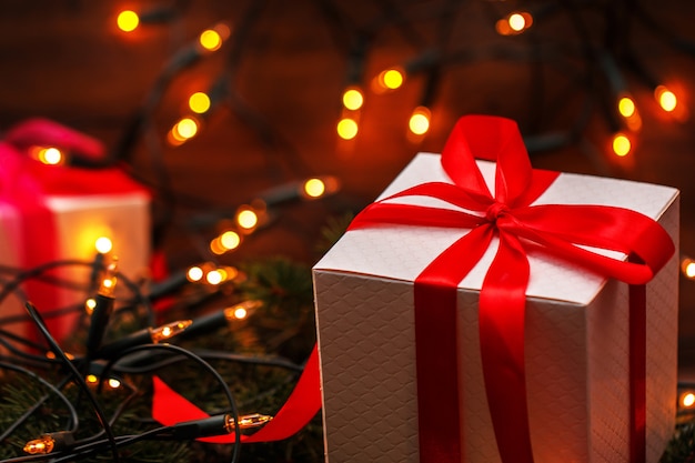 Weihnachtsdekoration mit Geschenkboxen und Lichtern