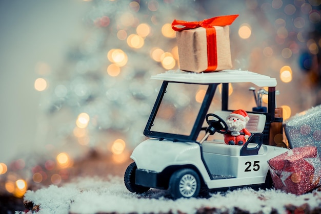 Weihnachtsdekoration mit Golfcar im Dezember