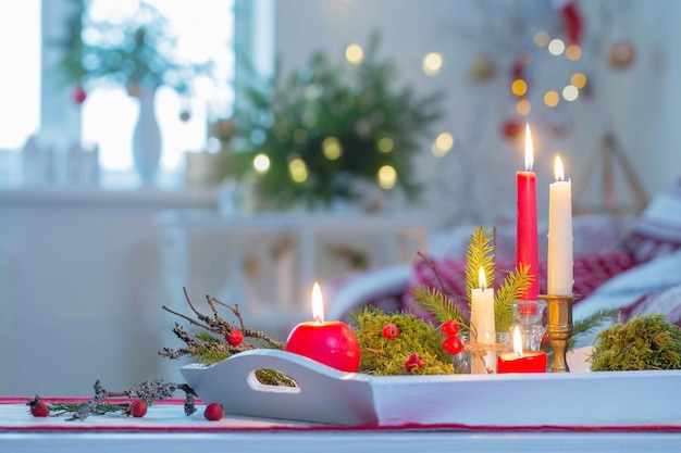 Weihnachtsdekoration mit Kerzen in roten und weißen Farben