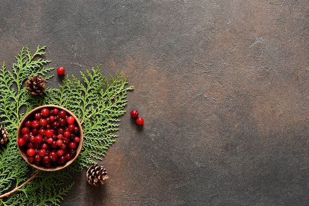 Weihnachtsdekoration mit Nadelbaum und Preiselbeeren