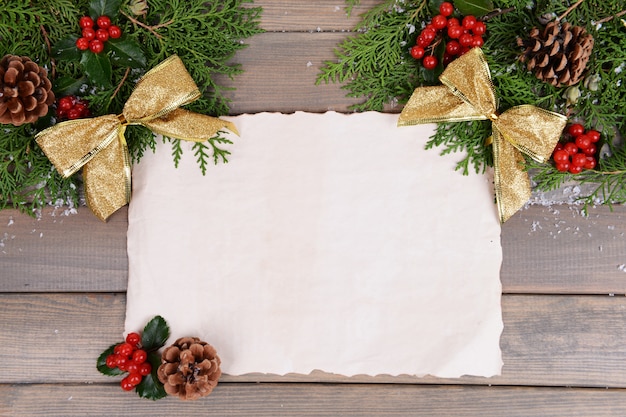 Foto weihnachtsdekoration mit papierbogen auf holzoberfläche