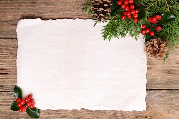 Foto weihnachtsdekoration mit papierbogen auf holzuntergrund