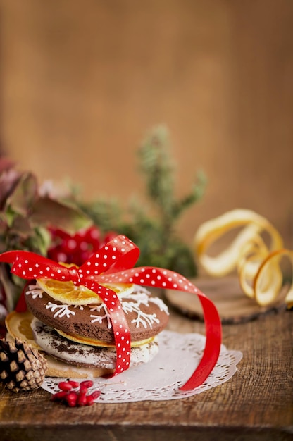 Weihnachtsdekoration mit Plätzchen auf einem alten hölzernen Hintergrund