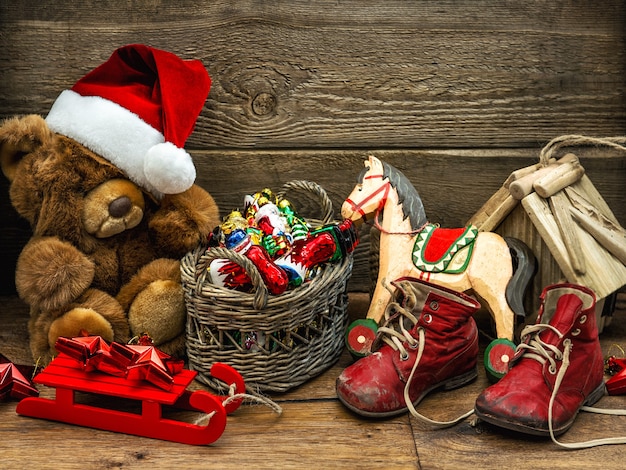 Weihnachtsdekoration mit Vintage-Spielzeug auf Holzuntergrund