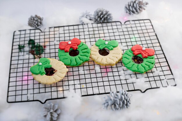 Weihnachtsdekoration mit weihnachtlich dekorierten Keksen, Weihnachtshintergrund