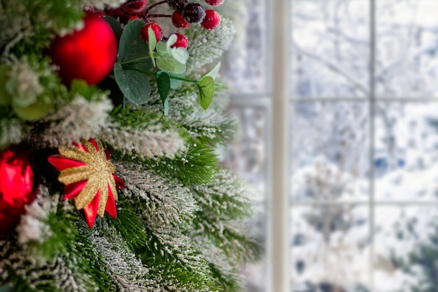 Weihnachtsdekoration mit Winter gefrorenem Fenster.