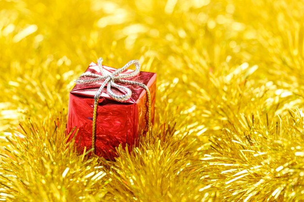 Weihnachtsdekoration rote Geschenke und gelbe Girlande