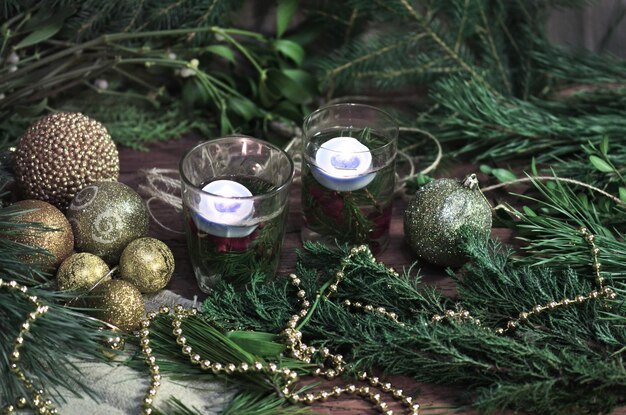 Weihnachtsdekoration Süßigkeiten und Weihnachtsbaum Äste auf Holztisch