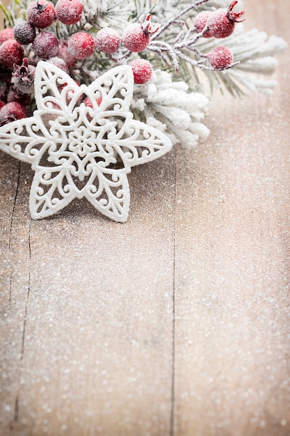 Foto weihnachtsdekoration über hölzernem hintergrund.