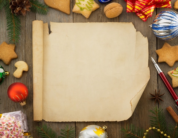 Foto weihnachtsdekoration und ein pergament auf holz