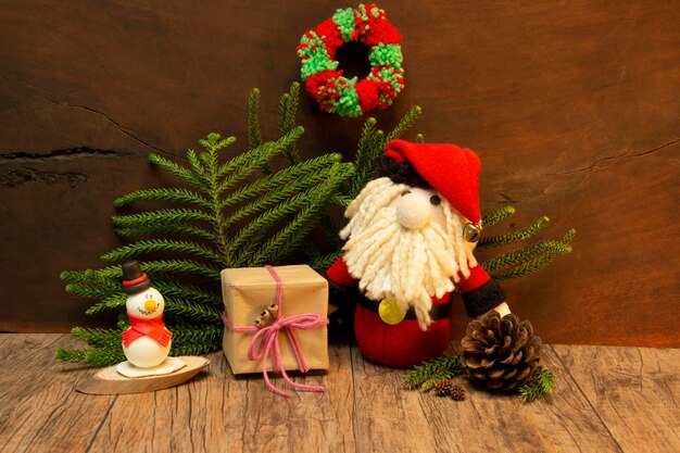 Foto weihnachtsdekoration und geschenke auf holztisch