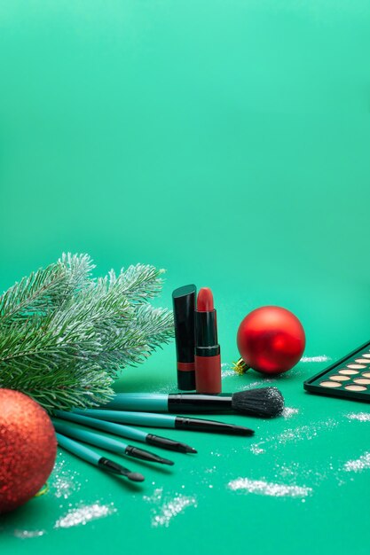 Weihnachtsdekoration und Make-up-Produkte