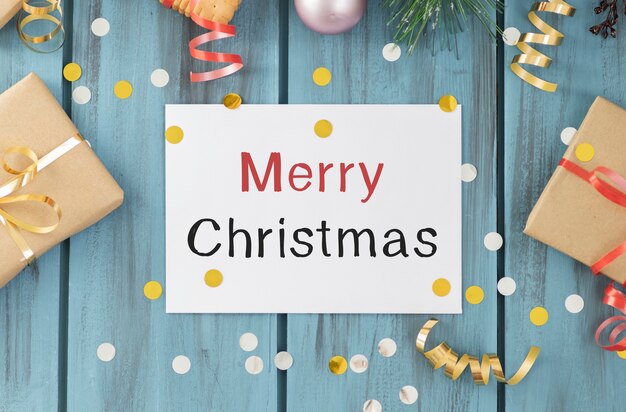 Weihnachtsdekoration und Text: Frohe Weihnachten auf stilvollem Holztisch