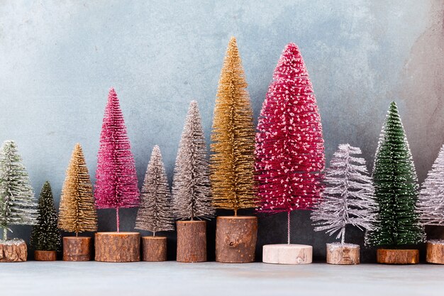 Weihnachtsdekoration, Weihnachtsbaum auf blauem Hintergrund.