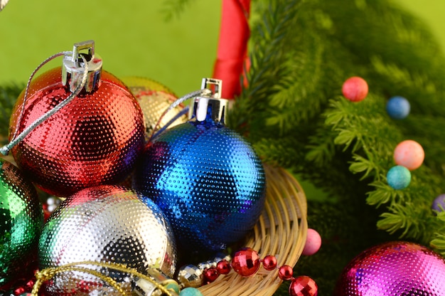 Weihnachtsdekoration: Weihnachtskugel und Ornamente mit dem Ast des Weihnachtsbaumes