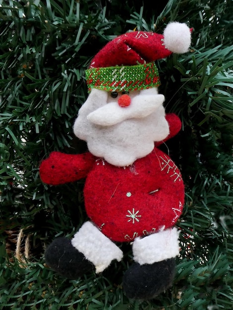 Weihnachtsdekoration Weihnachtsmann-Puppe auf dem Weihnachtsbaum Konzept der frohen Weihnachten