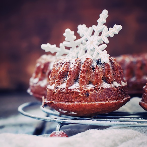 Weihnachtsdekoration-weiße Schneeflocken auf kleinem Kuchen