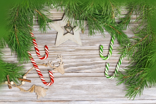 Weihnachtsdekoration Zuckerstangen und Holzspielzeug