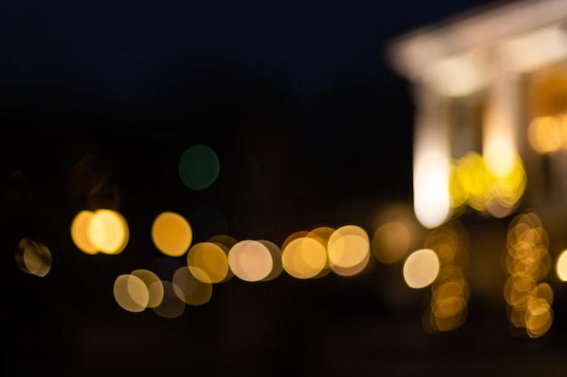 Weihnachtsdekorationen auf der Straße, bunte Bokeh-Lichter, Stadtnachtbeleuchtung, abstrakter, verschwommener festlicher Hintergrund