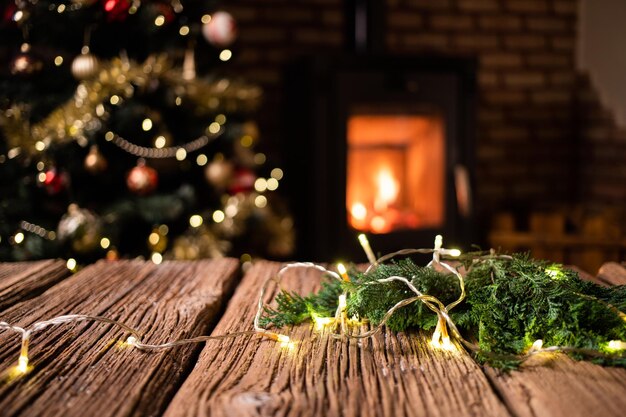 Weihnachtsdekorationen auf hölzernem Hintergrundkamin