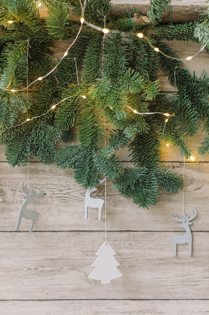 Weihnachtsdekorationen, die an einer Holzwand hängen