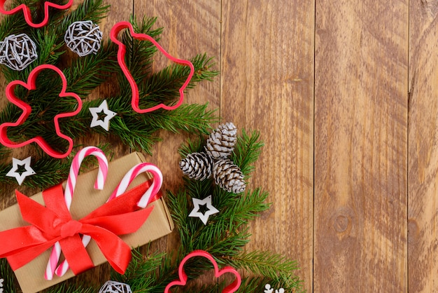 Weihnachtsdekorationen, Geschenkbox und Lebkuchen formen auf einen braunen Holztisch. Draufsicht, Kopie, Raum.