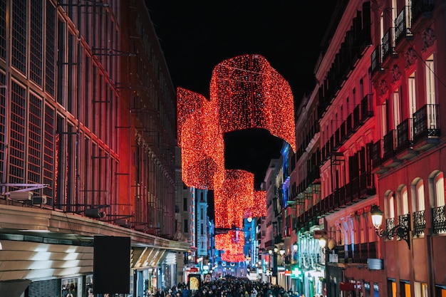 Weihnachtsdekorationen in Madrid bei Nacht