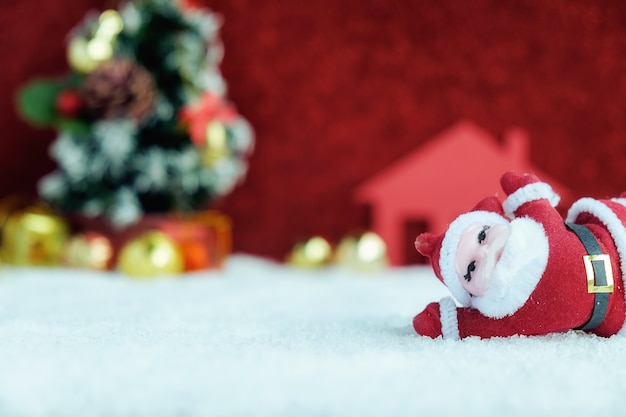 Weihnachtsdekorationen mit rotem Hintergrund Abschluss oben und selektiver Fokus.