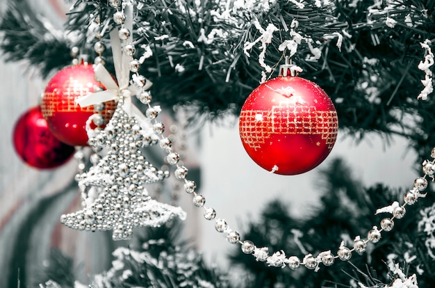 Weihnachtsdekorationen. Rote Luftballons