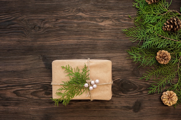 Weihnachtsdekorationen und Geschenkboxen auf dunklem Holzbrett mit Kopierraum