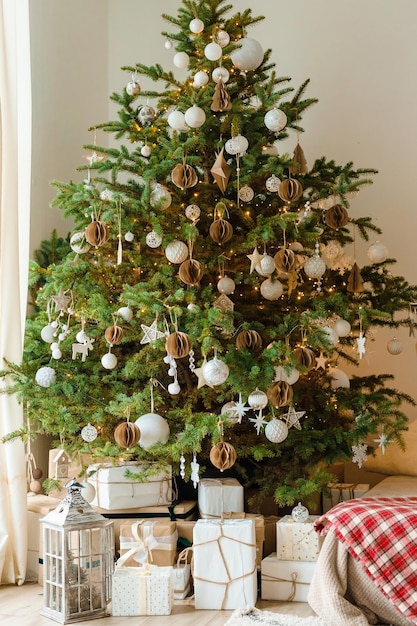 WeihnachtsdekorationHolzkamin mit Holz und Weihnachtslichtern geschmückt