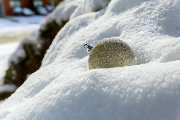 Weihnachtsdekorationsbälle auf Schnee