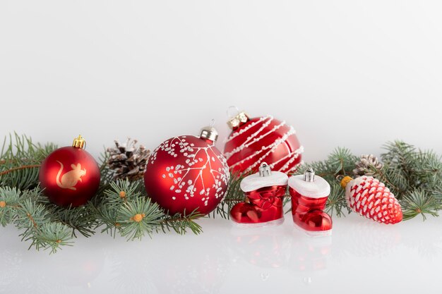 Weihnachtsdekorationsflitter und -kegel mit Niederlassungen des Tannenbaums