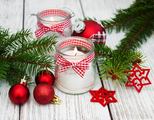 Weihnachtsdekorationskerzen in den Glasgefäßen mit Tanne