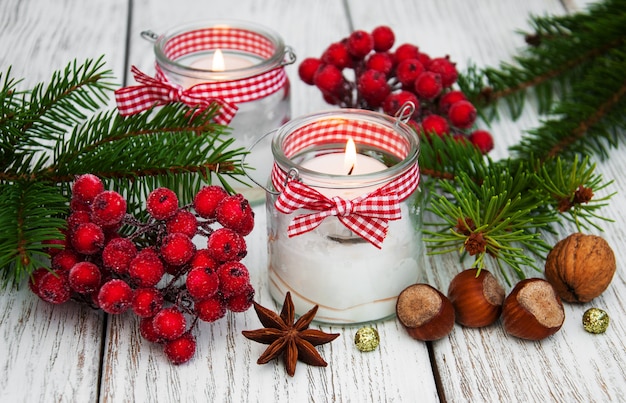 Weihnachtsdekorationskerzen in den Glasgefäßen mit Tanne