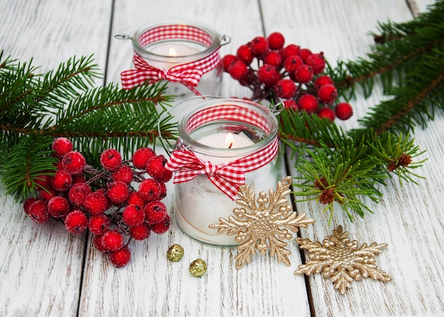 Weihnachtsdekorationskerzen in den Glasgefäßen mit Tanne