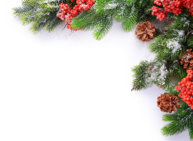 Weihnachtsdekorationsrahmen lokalisiert auf Weiß