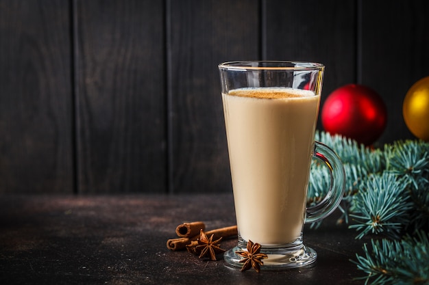 Weihnachtseierpunsch in einem Glas im Weihnachtshintergrund, Kopienraum.