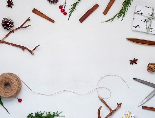 Weihnachtselemente lokalisiert auf Weiß mit Kopienraum