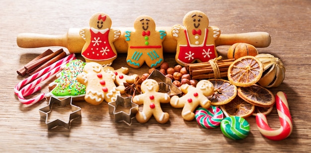 Weihnachtsessen. Hausgemachte Lebkuchenplätzchen auf einem Holztisch