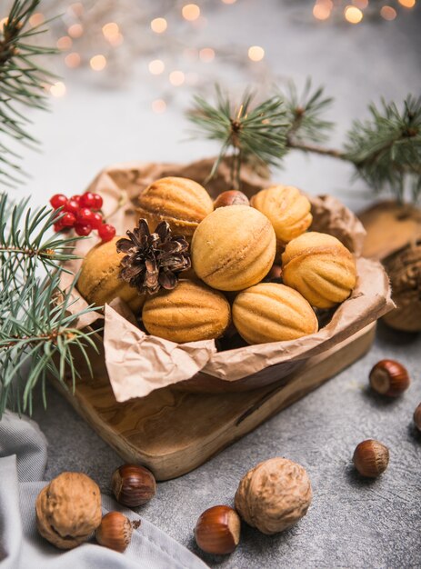 Weihnachtsessen. Shortbread walnussförmige Kekse Orekki mit Karamell.