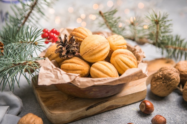 Weihnachtsessen. Shortbread walnussförmige Kekse Orekki mit Karamell.