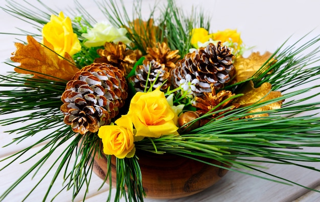 Weihnachtsessen Tafelaufsatz mit goldenen Zapfen