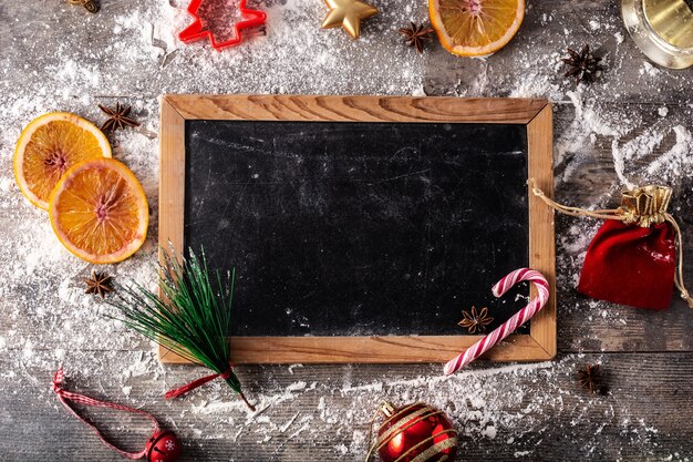 Weihnachtsessenhintergrund mit Orangen, Sternanis und Mehl