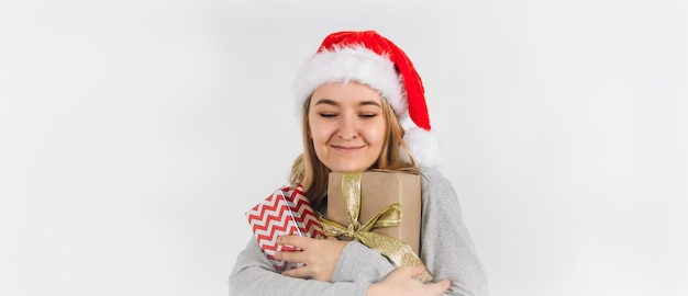 Weihnachtsfahne mit dem Mädchen, das Geschenkboxen auf weißem Hintergrund hält