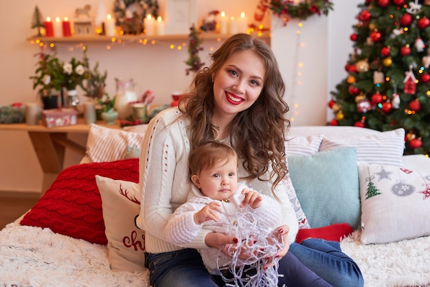 Weihnachtsfamilie Mutter und Tochter. Frohe Weihnachten und schöne Feiertage Porträt.