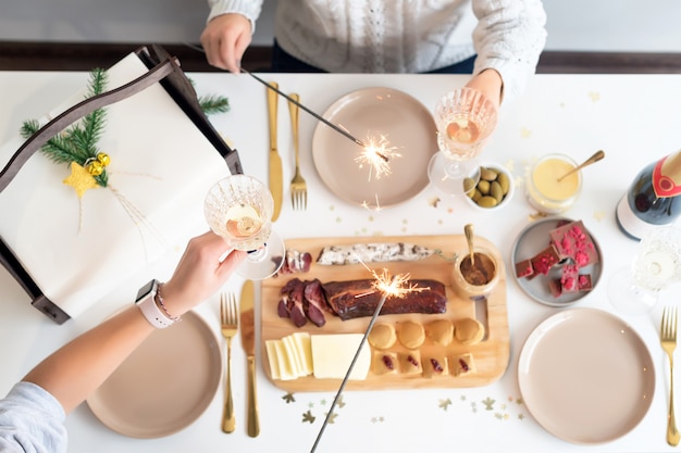 Weihnachtsfamilien-Abendtisch-Konzept. Weihnachtsessen